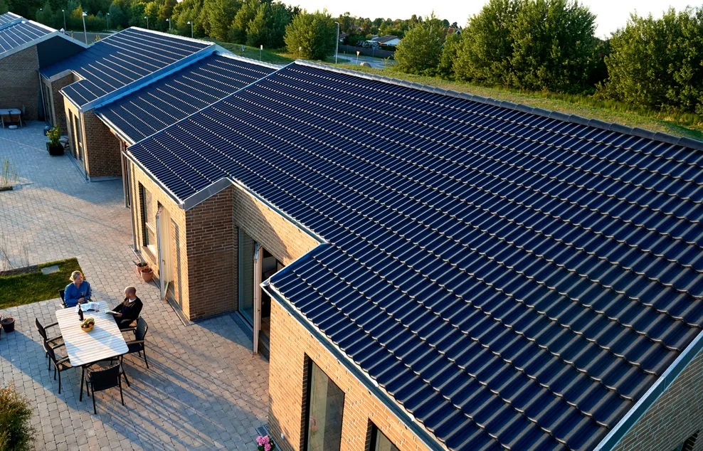 Røde teglsten fra Monier lagt på taget af en herregård