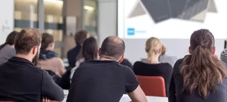 Personer som ser på BMI tag. Under et BMI Academy møde