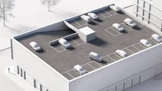 En hvid arkitekturmodel af en bygning med et parkeringsdæk på øverste etage