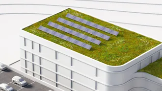 En hvid model af en bygning med sedum tag og solceller