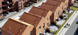 Brune hus med passende tagsten