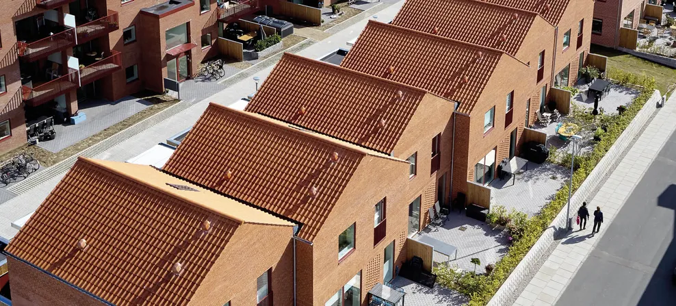 Brune hus med passende tagsten